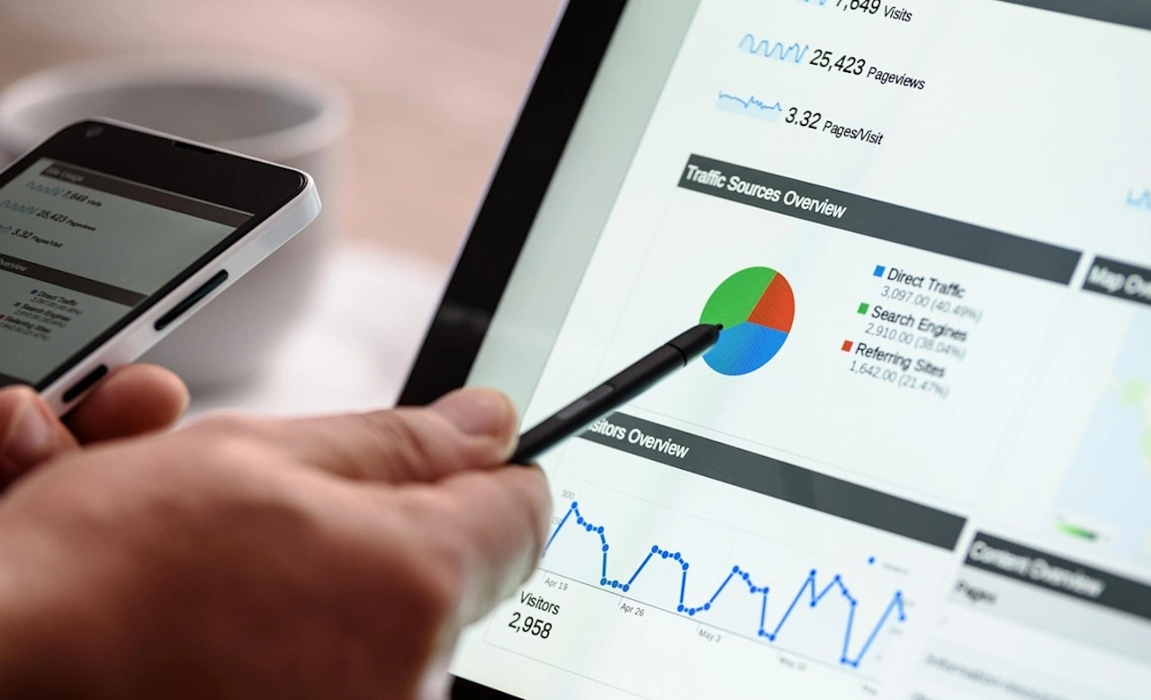 Pantalla que muestra un dashboard de datos, eficiencia y velocidad
