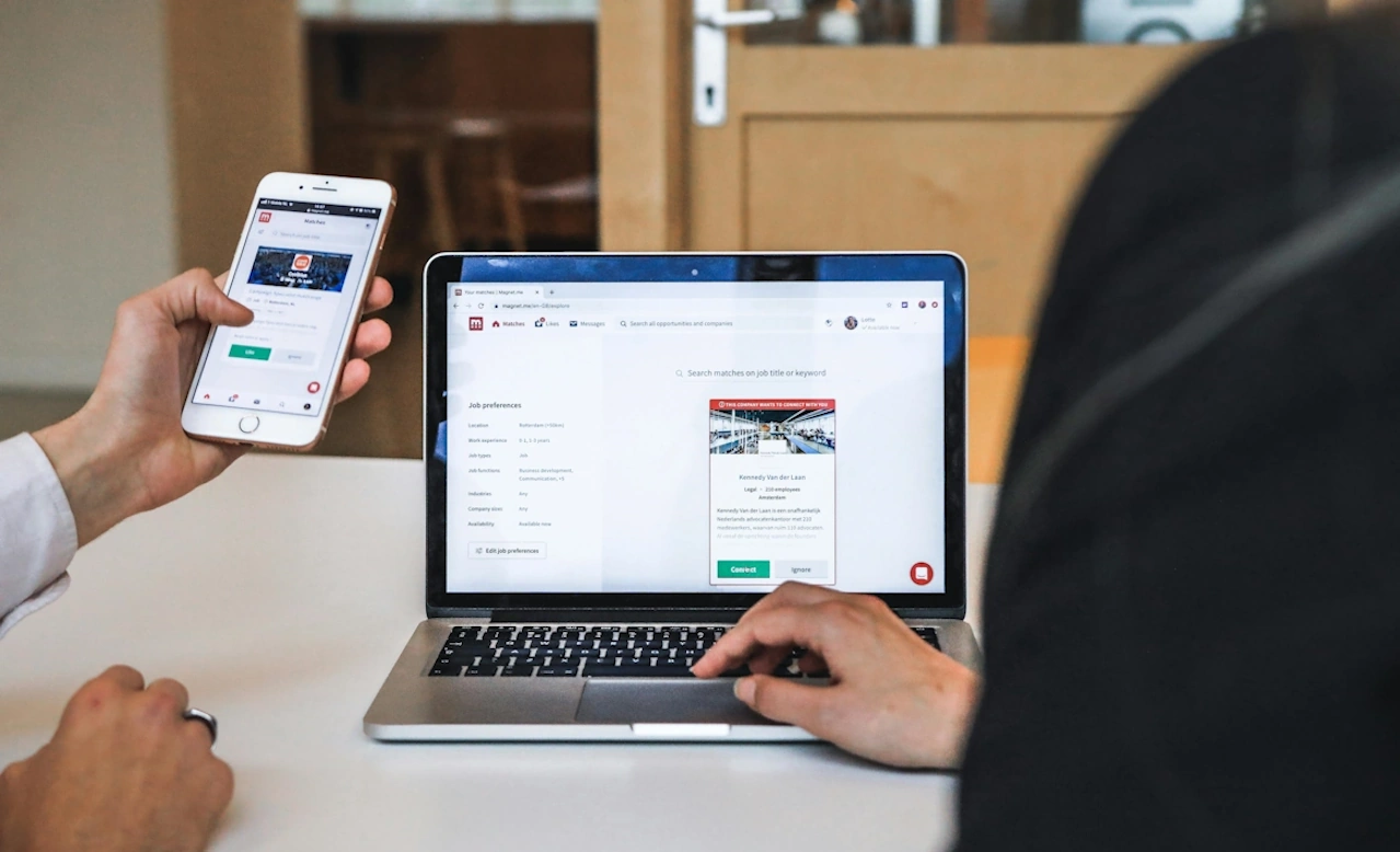 Laptop y teléfono mostrando web con responsive design, web que funciona