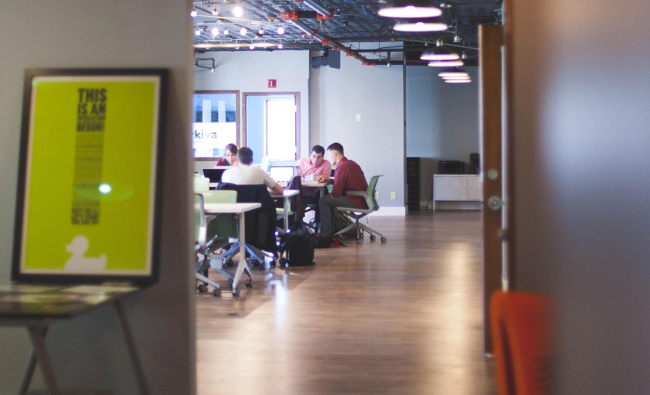 Oficina con personas reunidas, formación y acompañamiento