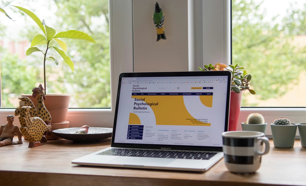 Sitio web funcionando en oficina tranquila